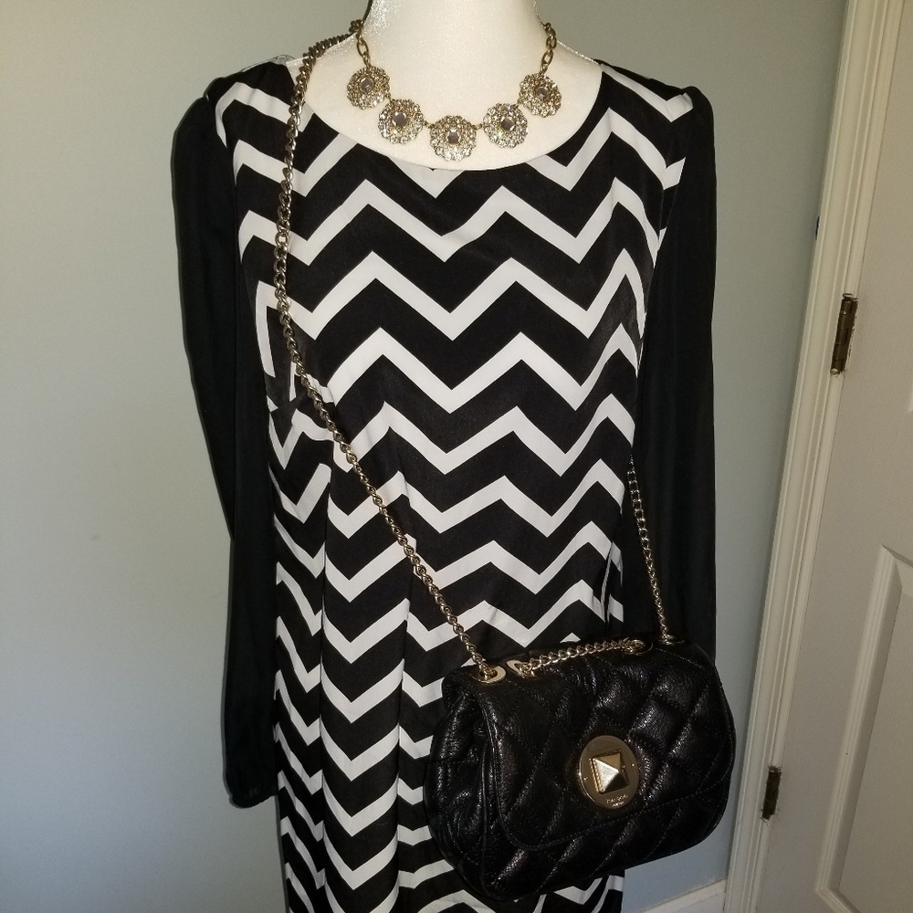 💟 Black and White Chevron Dress